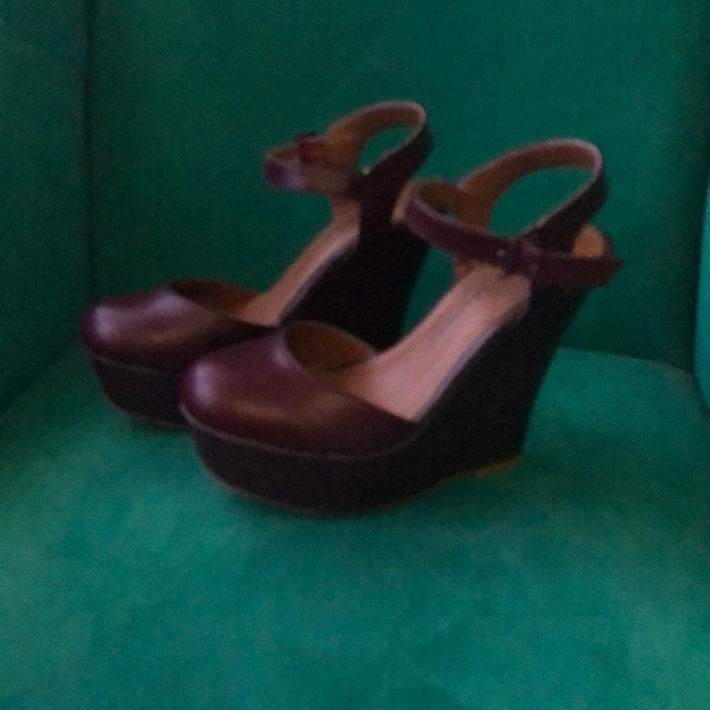 Burgundy colored wedges
